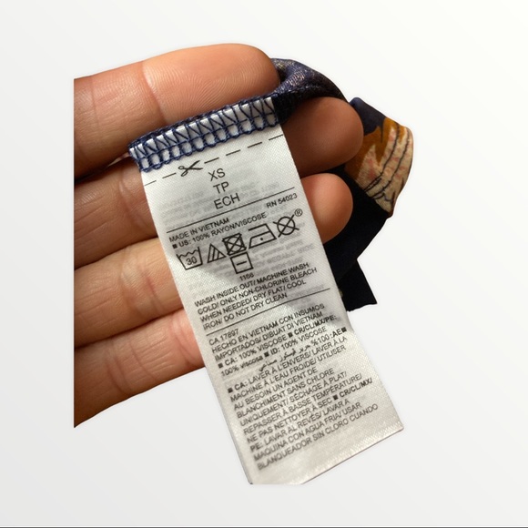 NWT womens Old Navy Floral Blouse XS - Picture 9 of 9